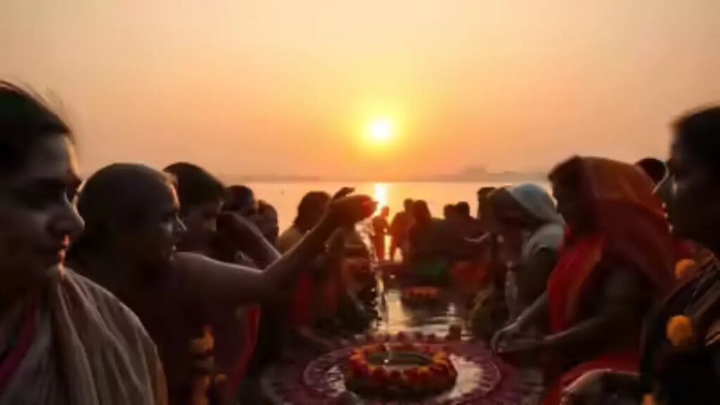 Chhath Puja 2025: आज शाम ये रहेगा संध्या अर्घ्य का मुहूर्त, नोट कर लें सूर्य को जल चढ़ाने के नियम