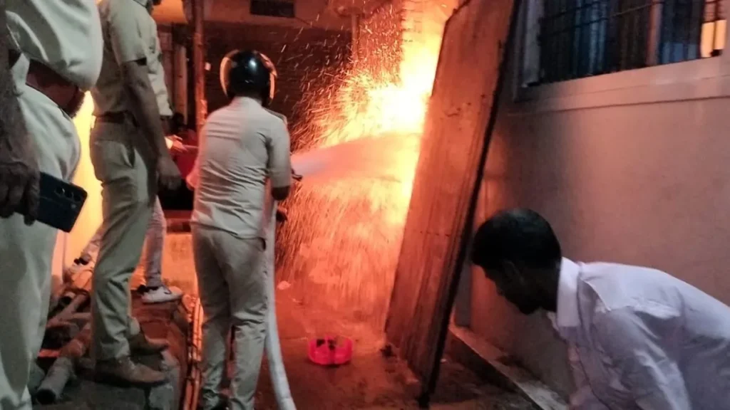 पटना सिटी में प्लास्टिक गोदाम में लगी भीषण आग: घंटों की