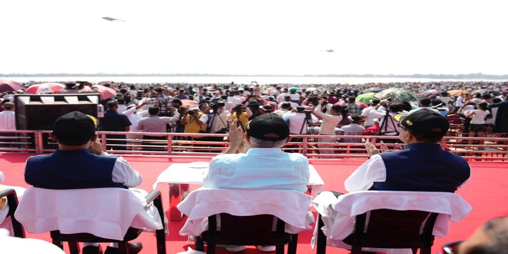 रायपुर में गूंजा आसमान: उपराष्ट्रपति सीपी राधाकृष्णन ने देखा सूर्यकिरण टीम का रोमांचक एयर शो रायपुर