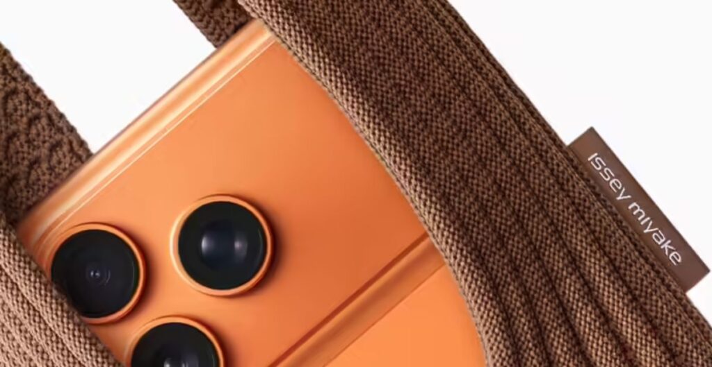 Apple ने लॉन्च किया ₹20,300 का मोजा, जिसे पहनेगा iPhone – जानिए क्या है इसकी खासियत Apple