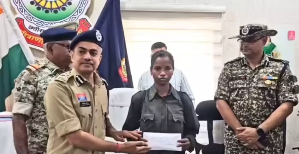 खैरागढ़ में बड़ी कामयाबी: 17 लाख की इनामी नक्सली कमला ने किया सरेंडर, सुरक्षाबलों के सामने खोले कई राज खैरागढ़