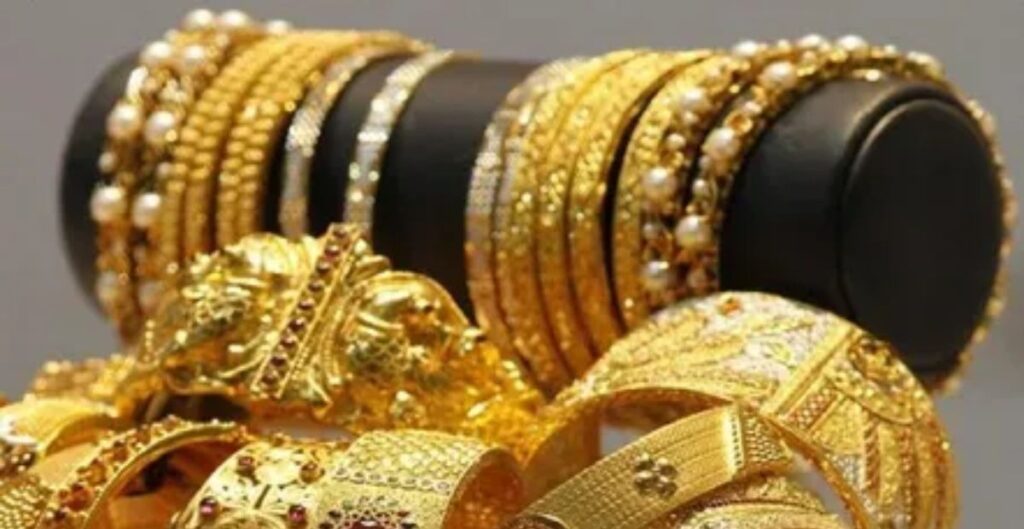 सोना हुआ ₹1,400 रुपये सस्ता, चांदी में ₹2,000 की गिरावट: जानिए हफ्ते के पहले दिन के ताजा रेट सोना