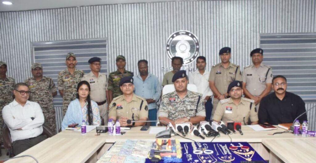 छत्तीसगढ़ में पकड़े गए दो बांग्लादेशी घुसपैठिए, फर्जी वोटर आईडी बनवाकर करते थे चोरी, 20 लाख के जेवरात बरामद छत्तीसगढ़