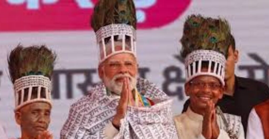 PM Modi Broke Security Protocol: दो खास लोगों से किया वादा निभाने के लिए मंच पर बुलाया, जानें क्या है पूरा मामला PM Modi
