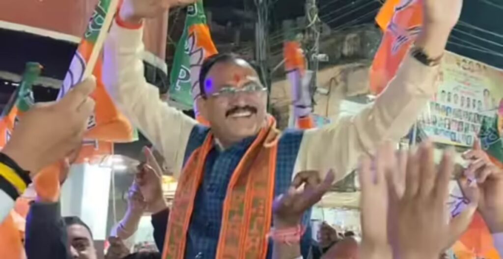 बिहार चुनाव जीत पर छत्तीसगढ़ में जश्न: स्वास्थ्य मंत्री श्याम बिहारी जायसवाल का भोजपुरी गानों पर डांस वायरल जायसवाल