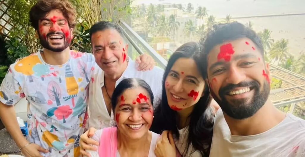 कटरीना कैफ के ससुर ने पोते पर उड़ेला प्यार, दादा बनने पर झूमे शाम कौशल, बोले– जूनियर कौशल पर भगवान की कृपा बनी रहे कटरीना कैफ