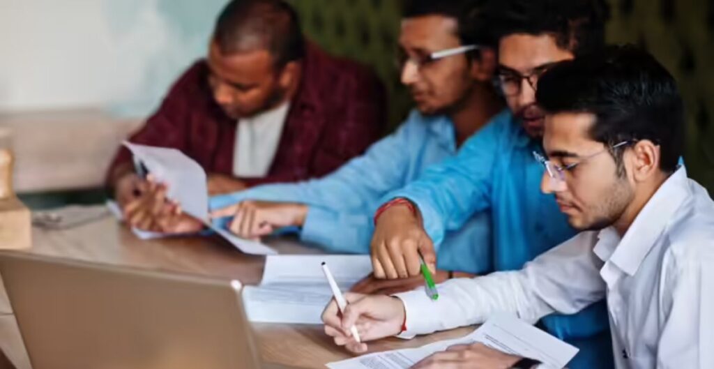 NVS Recruitment 2025: बिना इंटरव्यू लैब अटेंडेंट के 150+ पद, 10वीं पास के लिए 56,900 रुपये तक सैलरी NVS