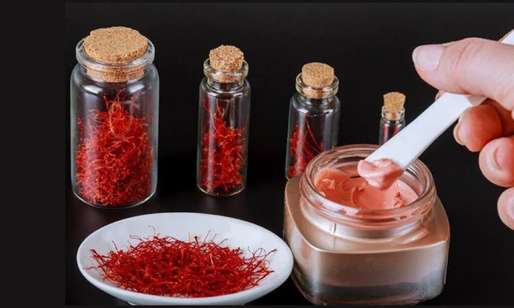 मिनटों में स्किन को ब्राइट करने के लिए लगाएं Kesar Malai Face Pack, टैनिंग भी होगी कम