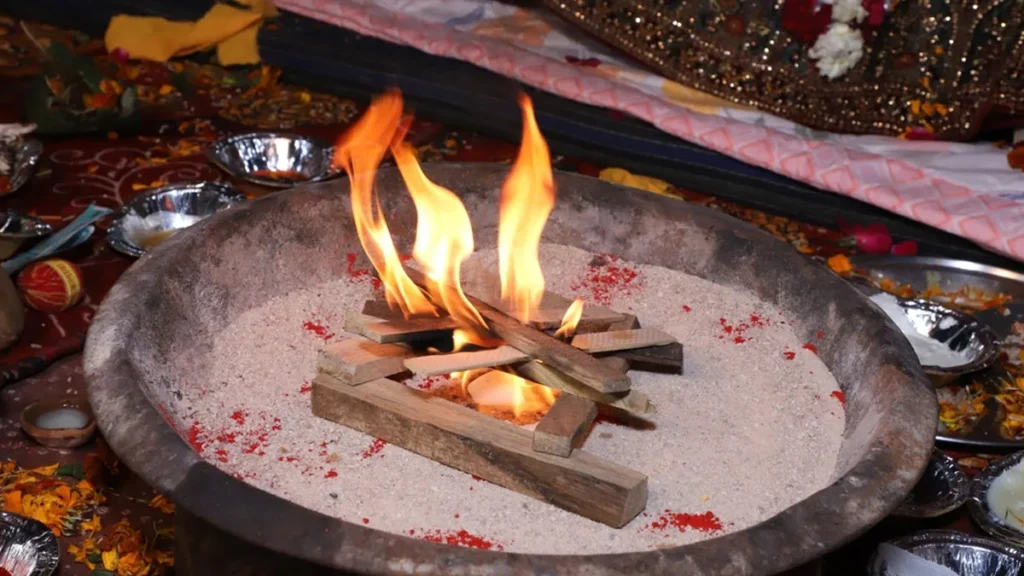 हवन की बची हुई राख का क्या करें? इन उपायों से बदल सकती है किस्मत