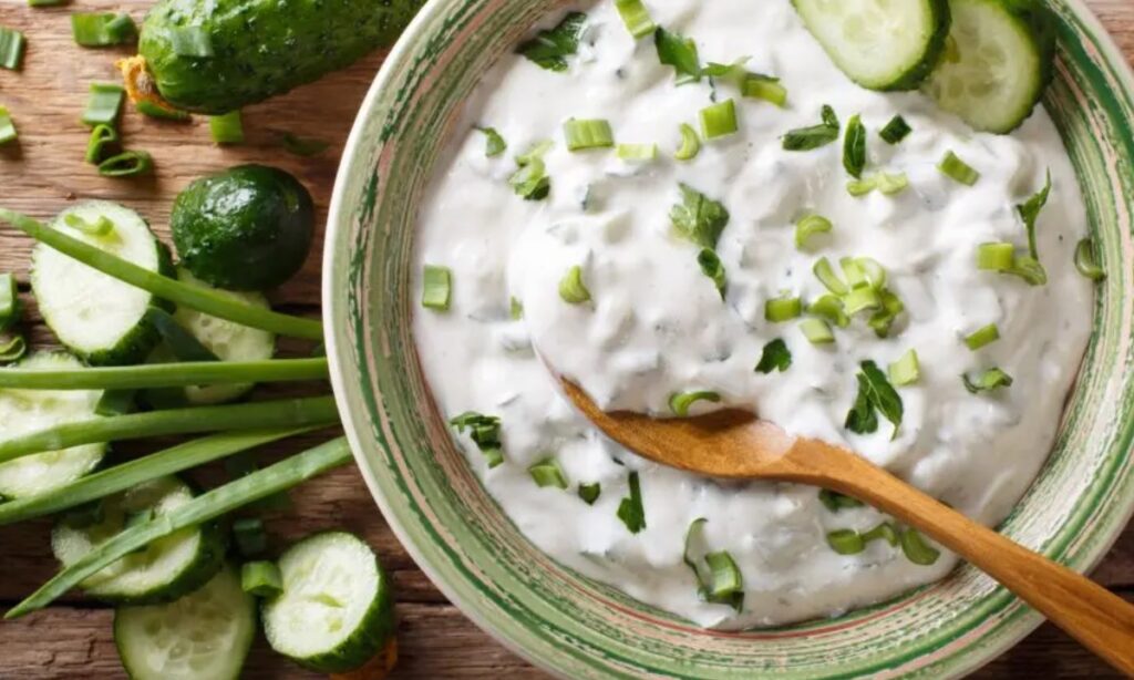Cucumber Raita Recipe: घर पर ऐसे बनाएँ स्वादिष्ट और ठंडा खीरे का रायता
