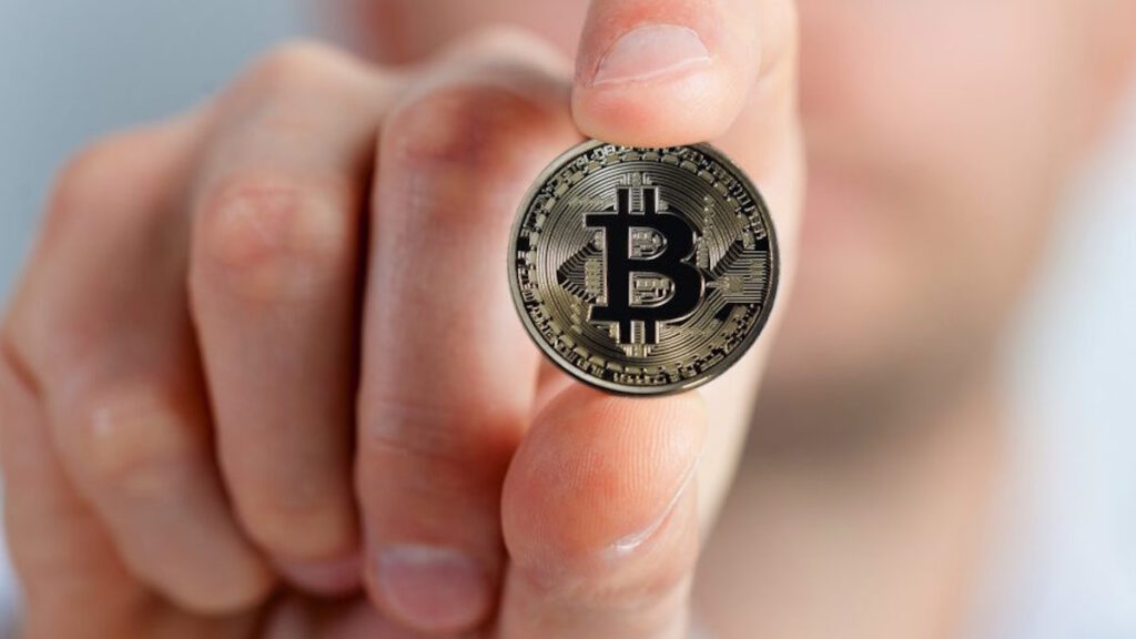 Crypto Market Update: $70,000 के स्तर पर अटकी बिटकॉइन की रफ्तार, जानिए क्यों टेंशन में इनवेस्टर्स?