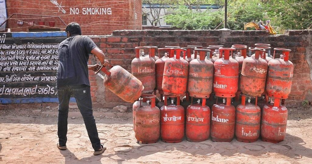 LPG सिलेंडर के लिए कहीं मारपीट, तो कही लंबी लाइन: इधर आपदा में अवसर तलाशने वालों पर सरकार का एक्शन शुरू, हजारों सिलेंडर बरामद