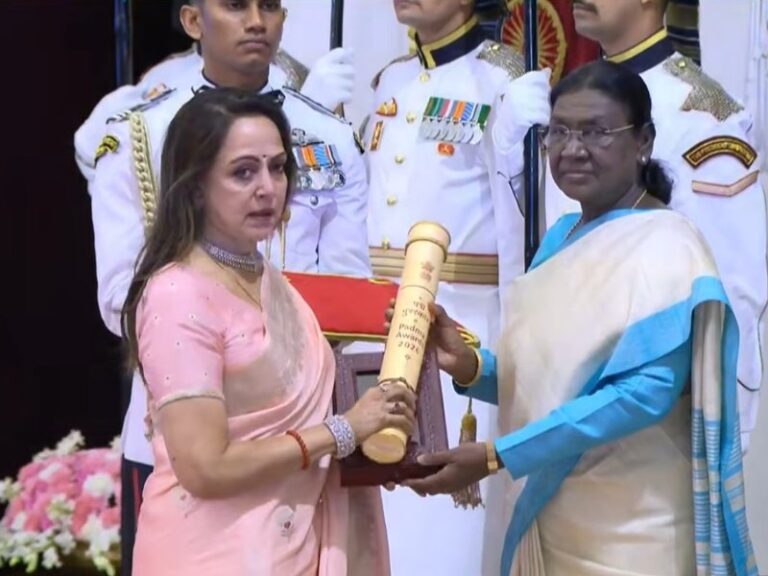 राष्ट्रपति मुर्मु ने दिए पद्म सम्मान, धर्मेंद्र को मरणोपरांत पद्मविभूषण, हेमा मालिनी ने किया रिसीव