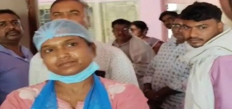 डॉक्टर ने ओटी में नसबंदी के दौरान तड्पती महिला को जड़ा थप्पड़, परिजनों का हंगामा