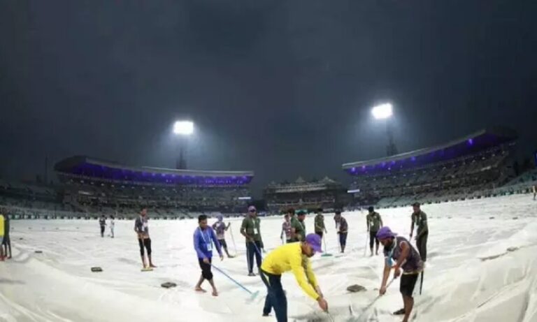 KKR VS MI: बारिश ने बिगाड़ा खेल रोकना पड़ा मैच, मुंबई ने गवाए 8 ओवर में चार विकेट