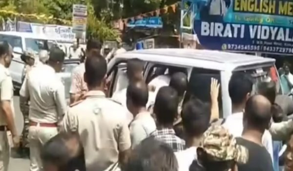 तृणमूल कांग्रेस सांसद के उपर फेंके अंडे , भीड़ ने कहा चोर-चोर