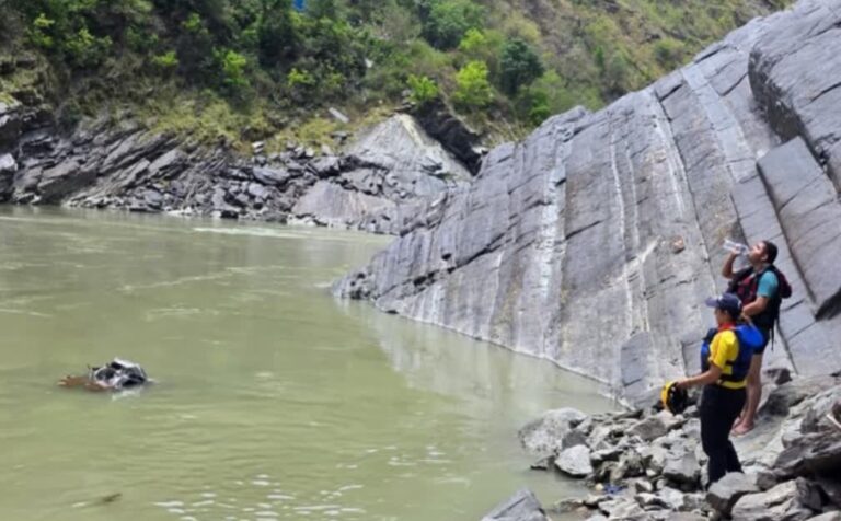चारधाम यात्रा से लौट रहे परिवार की कार गंगा में समाई, 4 की मौत, 3 लापता