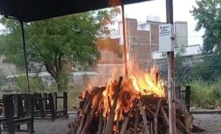 एक ही चिता पर पति-पत्नी का अंतिम संस्कार, 3 साल के बेटे ने दी मुखाग्नि