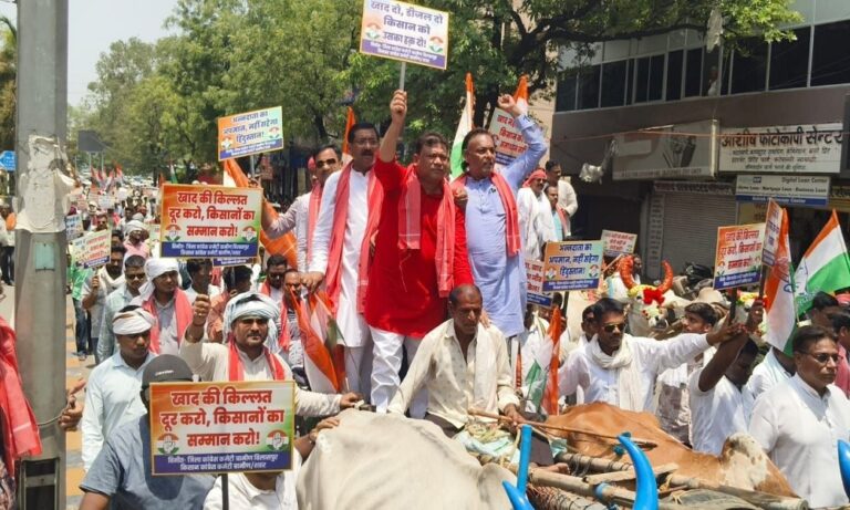 छत्तीसगढ़ में खाद-बीज संकट, कांग्रेस का कलेक्ट्रेट घेराव, बैलगाड़ी के साथ पहुंचे कांग्रेसी-किसान, मुख्यमंत्री के नाम 9 सूत्रीय मांग पत्र सौंपा