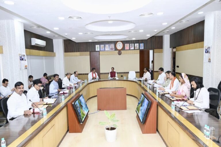 मुख्यमंत्री विष्णुदेव साय कैबिनेट की मीटिंग, 7 बड़े फैसलो पर लगी मुहर, किसानों को मिलेगी 15,000 रुपये की सहायता राशि