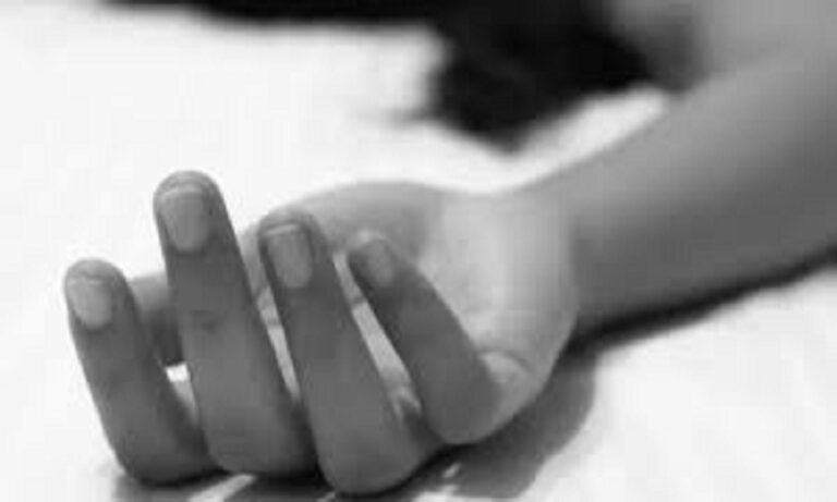 पिता ने दो मासूम बच्चों संग की आत्महत्या, पत्नी के आने से इनकार पर पीया जहर