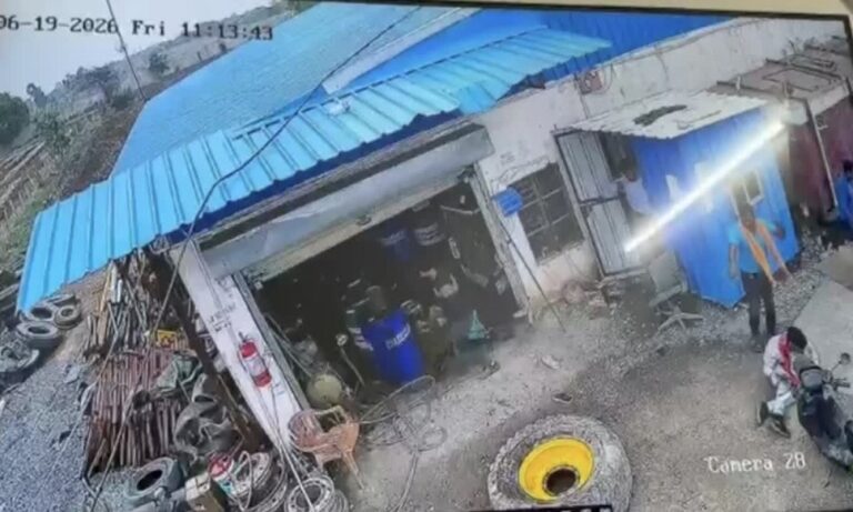 15 फीट हवा में उछला मौत का धमाका, जेसीबी टायर ब्लास्ट में हेल्पर की मौत, तीन घायल