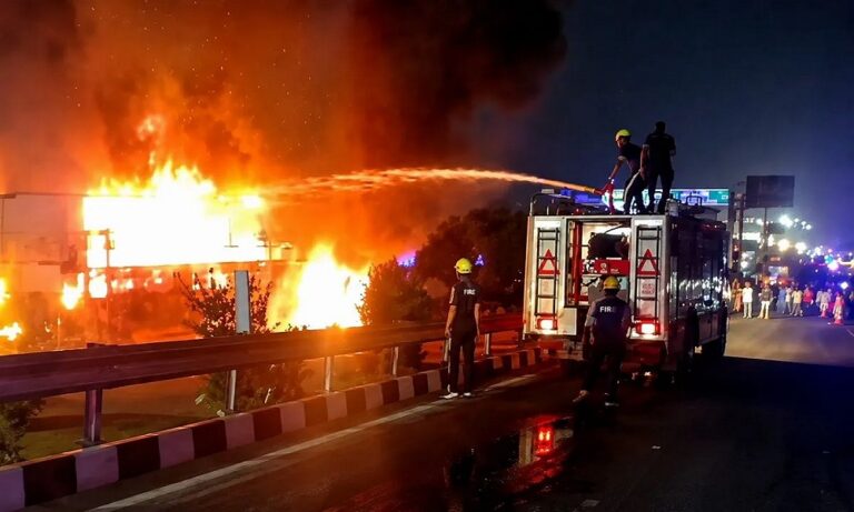 हरिद्वार-देहरादून हाईवे पर चलती बस में भीषण आग, बाल -बाल बची 40 लोगों की जान
