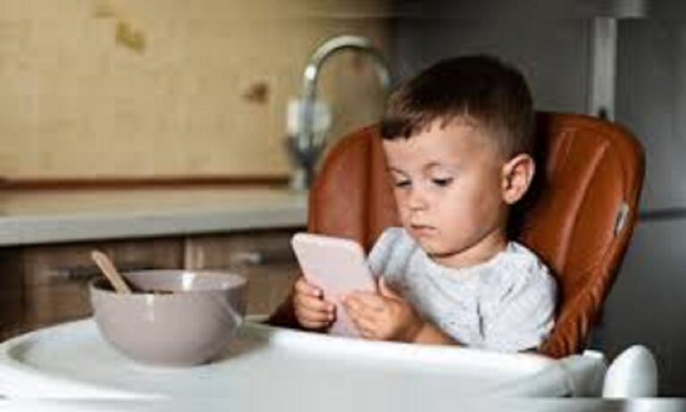 बिना मोबाइल के खाना खाएगा बच्चा, बस अपनाएं ये 5 टिप्स