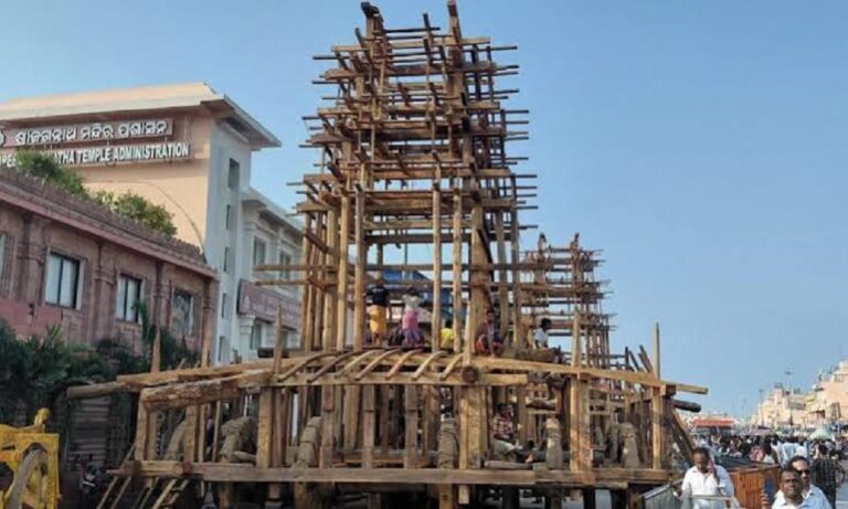 ओडिशा में रथ यात्रा के रथ निर्माण कार्य पर बढ़इयों का विरोध, चार घंटे रुका काम, कहा हमारे पारंपरिक अधिकारों का उल्लंघन हो रहा