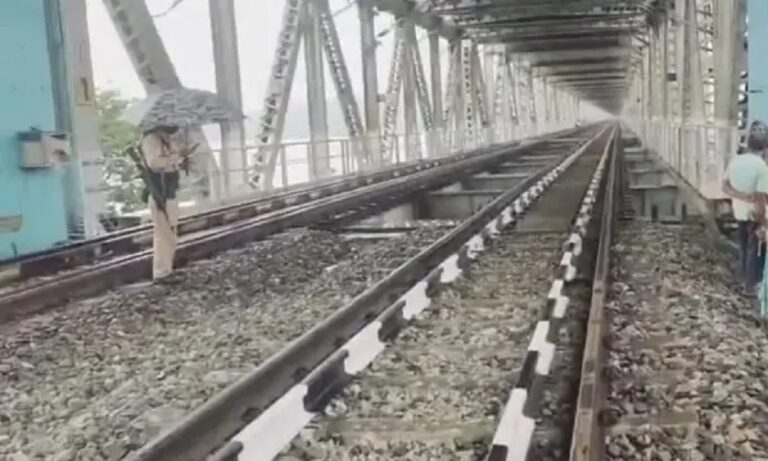 ट्रैक पर काम कर रहे चार मजदूर चपेट में आए, दो लोगों की मौत