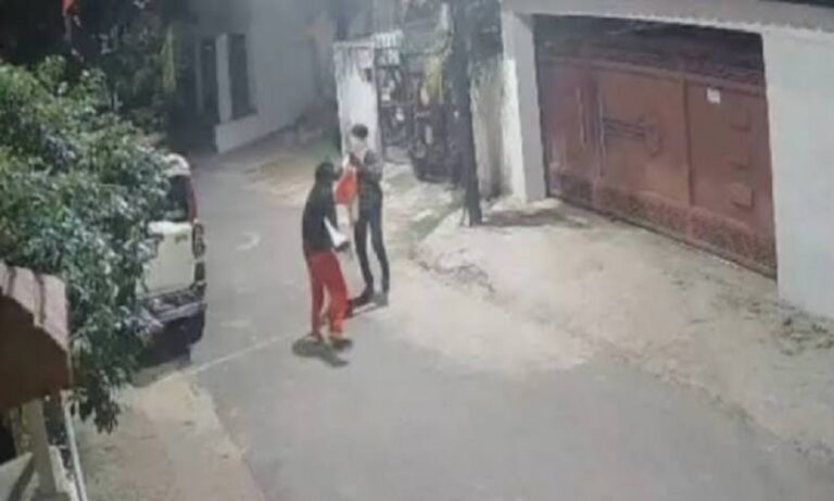 RSS कार्यालय पर पेट्रोल बम से हमला, एक ने लगाई आग तो दूसरे ने मोबाइल कैमरे से बनाया वीडियो