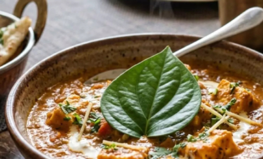 Kitchen Tips: सिर्फ खाने के बाद ही नहीं, किचन में भी कमाल दिखाता है पान का पत्ता, जानिए 5 आसान और उपयोगी हैक्स