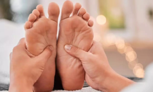 रात में सिर्फ 2 मिनट पैरों की मालिश, अच्छी नींद से लेकर तनाव कम करने तक मिल सकते हैं कई फायदे