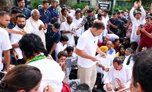 राहुल गांधी, प्रियंका गांधी और खरगे समेत कई नेता धरने पर बैठे…सरकार से जवाब और इस्तीफे की मांग
