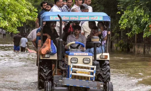अगले 12 घंटे बेहद भारी पड़ सकते हैं, IMD का 18 राज्यों के लिए बड़ा अलर्ट, तेज बारिश के साथ 80 किमी की रफ्तार से चलेंगी हवाएं