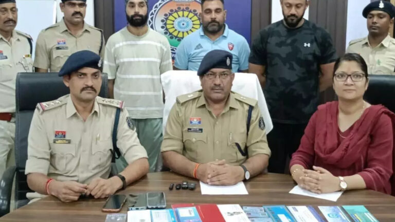 बीमा रिफंड के नाम पर 1.60 करोड़ की ठगी का भंडाफोड़: दिल्ली से दबोचे गए तीन साइबर ठग, विदेशी नेटवर्क से जुड़े तार