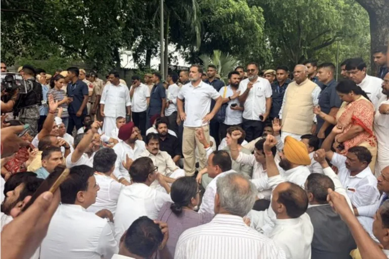 छात्रों पर पुलिस कार्रवाई के विरोध में पीएम आवास पहुंचे कांग्रेस नेता, राहुल गांधी और खरगे समेत कई सांसद हिरासत में
