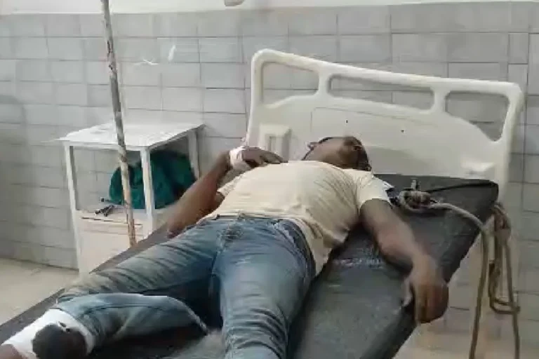 मऊ में पुलिस और गो-तस्कर के बीच मुठभेड़, पैर में गोली लगने के बाद इनामी बदमाश गिरफ्तार, अवैध तमंचा बरामद