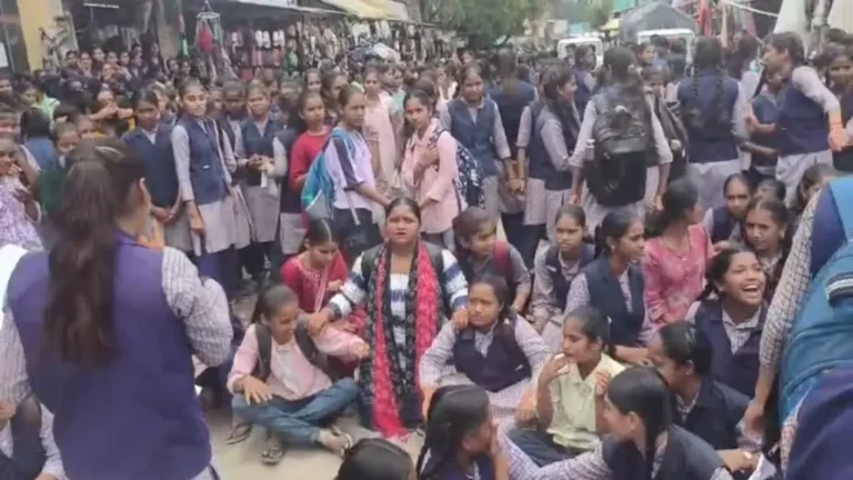 MP News: प्राचार्य के तबादले के विरोध में सड़क पर उतरी छात्राएं, स्कूल के बाहर किया प्रदर्शन, स्थानांतरण निरस्त करने की मांग