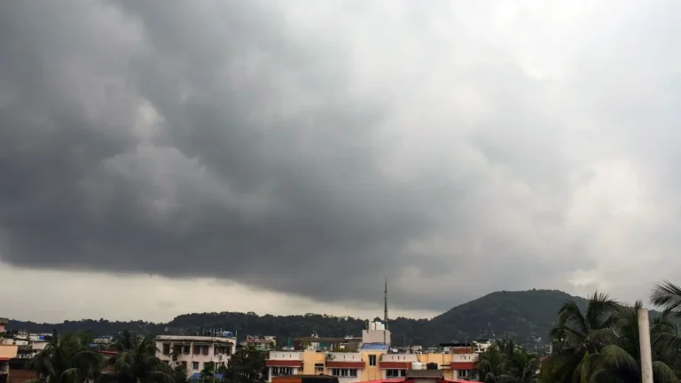 मौसम का बदलता मिजाज बढ़ा सकता है मुश्किलें…कई राज्यों में अलर्ट जारी…पहाड़ी राज्यों में बढ़ा खतरा
