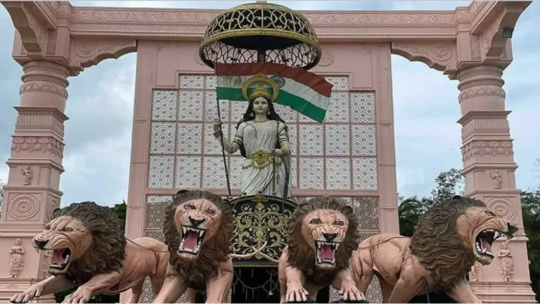 Jabalpur News: जबलपुर में जल्द ही मध्य प्रदेश का दूसरा सबसे बड़ा भारत माता मंदिर तैयार होने जा रहा है. उज्जैन के बाद जबलपुर में भारत माता मंदिर लगभग पूरा हो चुका है. जबलपुर शहर के बीचो-बीच स्थित सिविक सेंटर इलाके में नगर निगम द्वारा भारत माता मंदिर का निर्माण कराया जा रहा है, जो ना केवल पर्यटन को बढ़ावा देगा बल्कि देशभक्ति का प्रतीक भी होगा. 15 अगस्त को होगा भव्य लोकार्पण सिविक सेंटर पार्क में करीब दो करोड रुपए की लागत से बना रहे भारत माता मंदिर का लोकार्पण 15 अगस्त को भव्यता और दिव्यता के साथ किए जाने की तैयारियां जोर-शोर से चल रही हैं. जबलपुर नगर निगम के महापौर जगत बहादुर सिंह अनु ने भारत माता मंदिर के निर्माण कार्य का निरीक्षण किया और इस दौरान अधिकारियों और कर्मचारियों को जरूरी दिशा निर्देश भी दिए. जबलपुर शहर में पर्यटन को बढ़ावा महापौर ने बताया कि राष्ट्र और भारत माता हमारे लिए सर्वोपरि है इसी भावनाओं को साकार करते हुए नागरिकों को देशभक्ति के सूत्र में पिरोने और एक अनूठी सौगात देने के उद्देश्य भव्य भारत माता मंदिर का निर्माण कराया जा रहा है. महापौर का कहना है की जबलपुर शहर में पर्यटन को बढ़ावा देने के लिए कुछ चुनिंदा जगह ही मौजूद है ऐसे में दूसरे प्रदेशों और शहरों से आने वाले पर्यटकों के लिए एक और दर्शनीय स्थल तैयार किया जा रहा है. मंदिर के नाम पर होगा पार्क का नाम सिविक सेंटर पार्क में तैयार किए जाने वाले भारत माता मंदिर को देखने के लिए दूर-दूर से लोग आएंगे क्योंकि यह मंदिर देशभक्ति और भारत के विकास की कथाओं को बताएगा. सिविक सेंटर पार्क में बनने वाले भारत माता मंदिर के निर्माण के बाद इस पार्क का नाम भी भारत माता पार्क कर दिया जाएगा. इतना ही नहीं भारत माता मंदिर के साथ ही एक ई लाइब्रेरी भी तैयार की जा रही है. लाइब्रेरी में मिलेंगी ये किताबें जहां संविधान से जुड़ी किताबें और भारत की आजादी, इतिहास, सामाजिक ज्ञान और विद्यार्थियों को पढ़ने के लिए कई किताबें रखी जाएगी. यह लाइब्रेरी अत्याधुनिक होगी, जहां किताबों के शौकीनों के लिए सभी तरह की किताबें रखी जाएगी यानी भारत माता के दर्शन के बाद आप भारत की कथाओं को भी समझ सुन और पढ़ सकें.