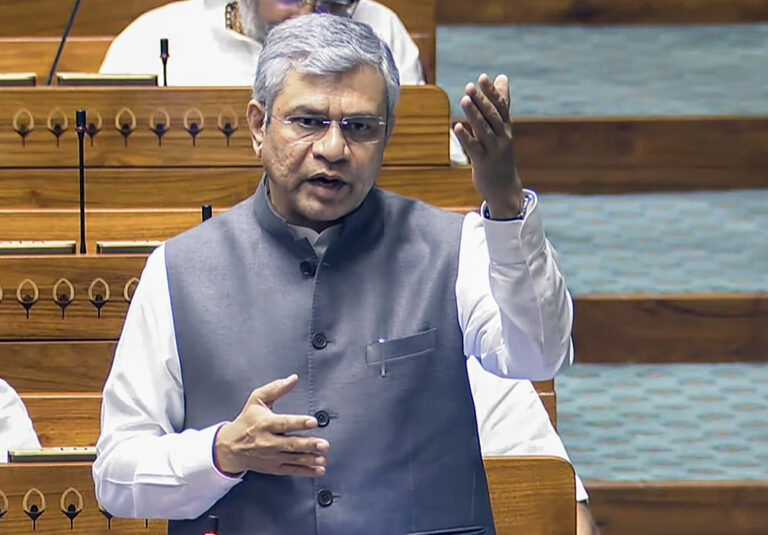 रेल यात्रियों के लिए बड़ी सुविधा, 19 रेल नीर प्लांट से रोज तैयार हो रही लाखों पानी की बोतलें