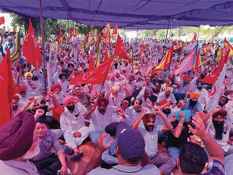 पंजाब में AAP सरकार के खिलाफ सड़क पर उतरे कर्मचारी और किसान, स्पीकर के घर का घेराव कर उठाई बड़ी मांगें