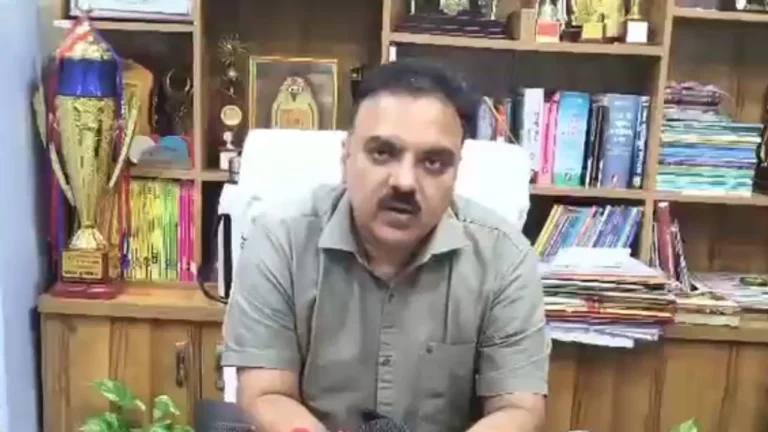 Ambikapur News: सरगुजा DEO पर भ्रष्टाचार के आरोप, नियमविरुद्ध अटैचमेंट को लेकर शिकायत