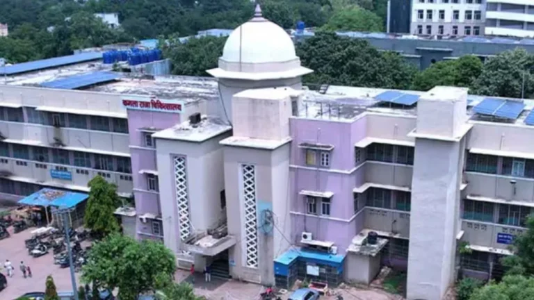 भंडारे से लौटते समय जहरीला फल खा बैठे 15 बच्चे, 13 अस्पताल में भर्ती; दो की हालत गंभीर