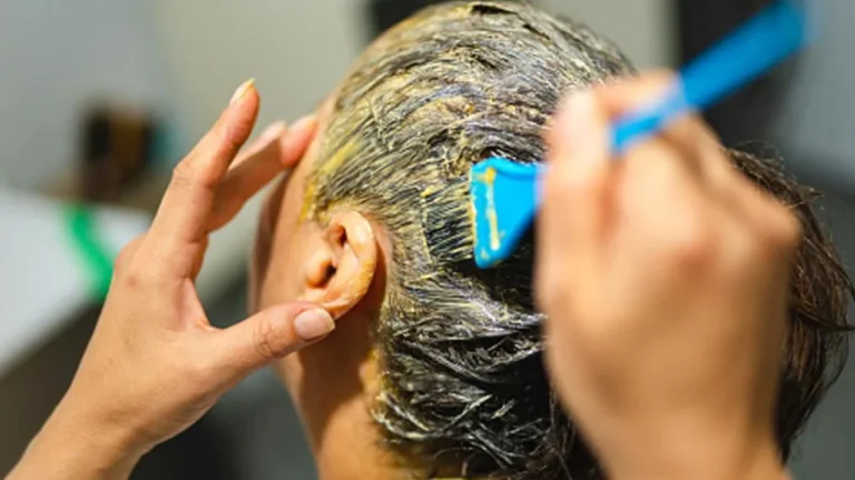 Natural Hair Dye: सफेद बालों पर मेहंदी लगाने से पहले मिलाएं आंवला, जानें लोहे के बर्तन में पेस्ट तैयार करने का तरीका