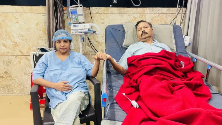 पति की जिंदगी बचाने के लिए पत्नी ने दान की किडनी, ICU में छलनी से चेहरा देखकर पूरा किया करवा चौथ का व्रत