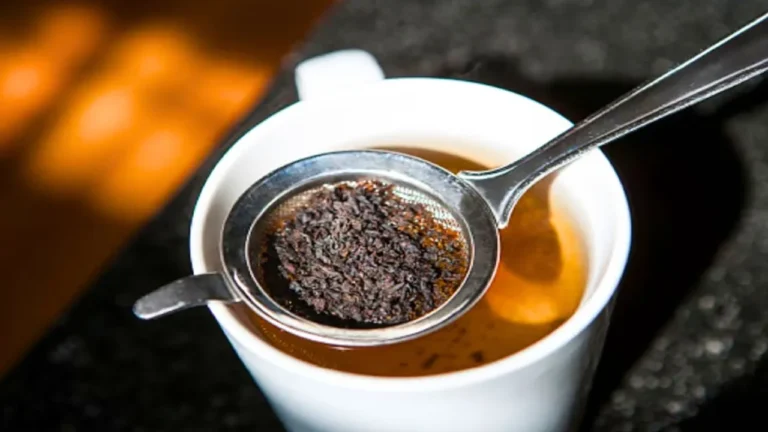 How to Use Leftover Chai Patti: चाय बनाने के बाद बची पत्ती को फेंकने से पहले जान लें ये 7 घरेलू इस्तेमाल, घर के कई काम हो जाएंगे आसान